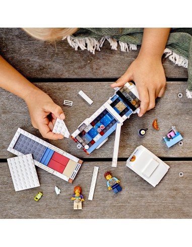 LEGO® City Wakacyjny kamper 60283